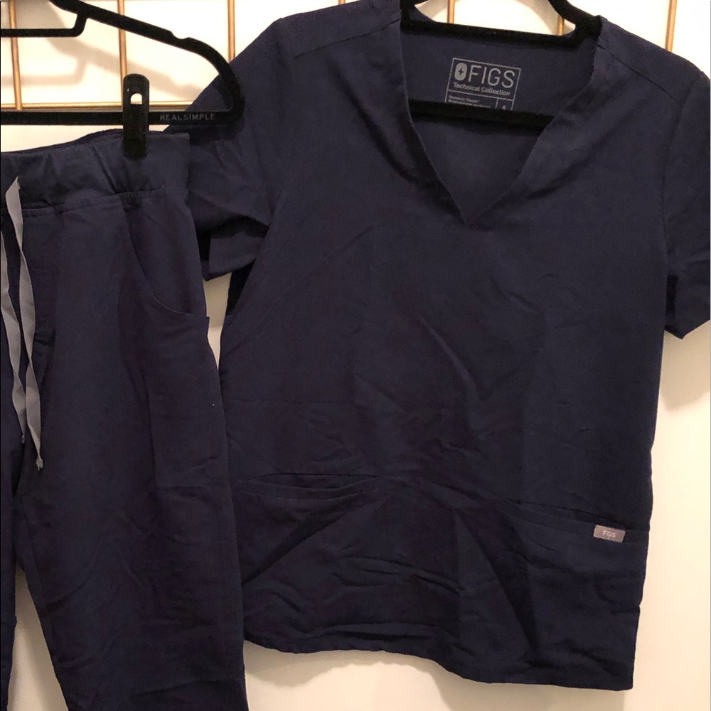 Figs Casma Three-Pocket Scrub Top in Navy
